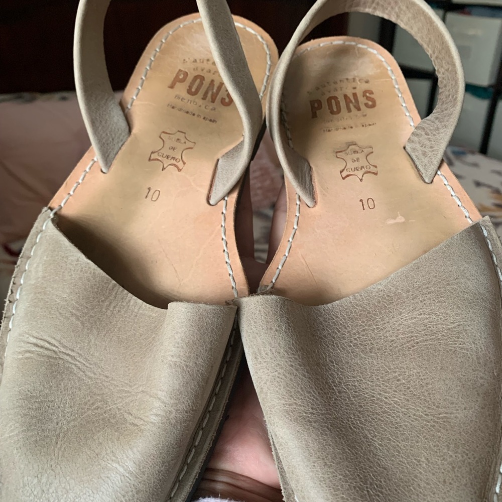Súper comfortable PONS sandles. No box. As is.